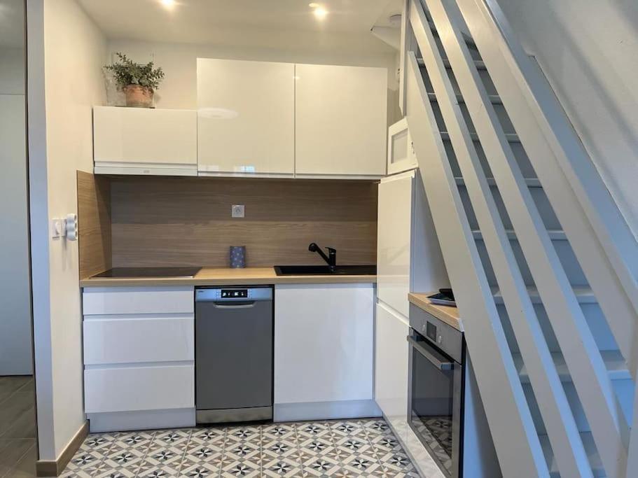 Duplex, 300 M De La Apartment